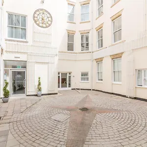 Houndsgate Court, Apartment