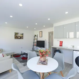 Adbolton House - Sleek, Stylish, Brand New & Carbon Apartment